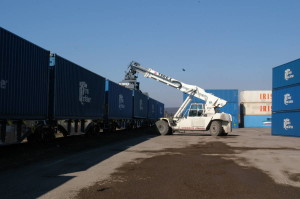 Transkonténerek megrakása