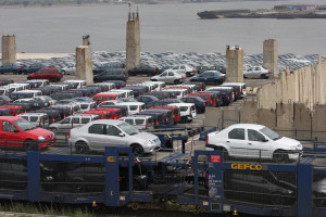 Autók érkeznek Konstanca kikötőjébe